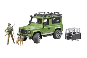 4x4 Land Rover Defender avec garde-forestier et chien