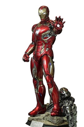 AVENGERS Figurine 30 cm Avengers avec accessoires lumineux pas