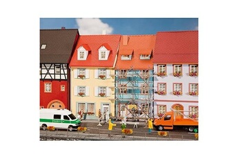 Maquette Faller Modélisme HO : 2 maisons de petite ville avec échafaudage de peinture