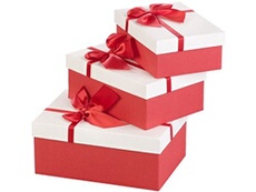 3 paquets-cadeaux avec boucle rouge