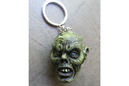 Voiture GENERIQUE porte clé métal et resine tete de zombie verte monstre kustom auto voiture americaine