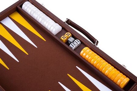 Engelhart-250565 – Backgammon 18 Inch (46,7 cm) – Luxe Kunstleren Koffer Oranje – Marqueterie Bord – Open 56,4 × 46,7 cm – Zwarte/Oranje Stenen – Dobbelstenen & Bekers – Strategiespel Engelhart-250565 – Backgammon 18 Inch (46,7 cm) – Luxe Kunstleren Koffer Oranje – Marqueterie Bord – Open 56,4 × 46,7 cm – Zwarte/Oranje Stenen – Dobbelstenen & Bekers – Strategiespel