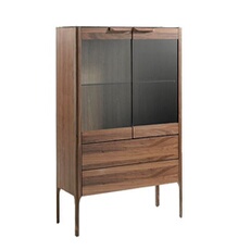 Vitrine de noyer 3075C, 99 x 40 x 161 cm. -