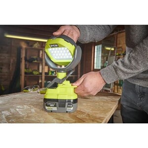 Lampe torche Ryobi 18 Volts tête orientable RFL180M - Éclairage de Lampe torche Ryobi 18 Volts tête orientable RFL180M - Éclairage de
