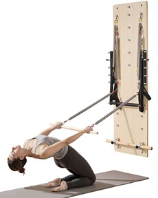 VEVOR Pilates Reformer Maschine zur Wandmontage, Pilates-Sprungbrett aus Ahornholz, Trainingsgerät mit Widerstandsfedern Yoga-Fitnesstrainer für Flexibilitätsbalance, Training im Heim-Fitnessstudio