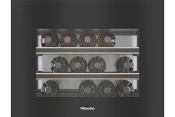 Encastrable - 18 bouteilles - Classe G - 32dB / Capacité 46 litres - 2 clayettes modulables en bois et 1 clayette fixe / Froid dynamique DynaCool - Ouverture Push2open - Fermeture SoftClose / Eclairage LED - Affichage digital - Porte abattante