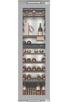 Encastrable - 80 bouteilles - Classe G - 32dB / 8 clayettes FlexiFrame en bois (hêtre) / Dimensions HxLxP : 176.9x55.7x54.1 cm / DynaCool - Filtre actif AirClean