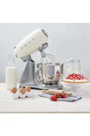 Robot pâtissier Smeg SMF02CREU Crème | Darty