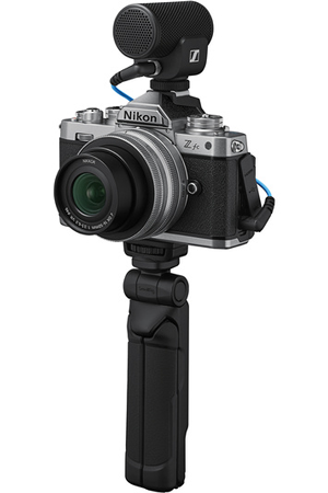Appareil photo hybride Nikon Kit pour vlogging Z FC + Z DX 16-50mm f/3.5-6.3 Vintage Silver + micro Sennheiser MKE 200 + Smallrig tripod grip + télécommande Nikon ML-L7