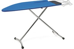 KADAX Table à Repasser pour Centrale Vapeur, Planche à Repasser avec Prise  de Courant et Hauteur Réglable pour Un Repassage Facile (130 x 48 cm, Bleu  Foncé) : : Cuisine et Maison