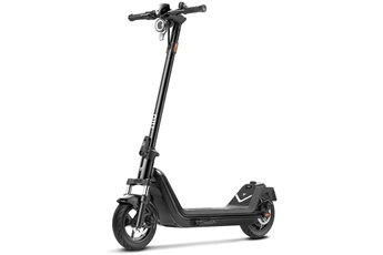 Trottinette routière - Puissance moteur nom/max : 450/900W / Batterie 48V 10,4AH - Autonomie 48 km / Temps de charge 5H - Etanchéité IPX5 / Les + du produit : Clignotants, inclinaison allant jusqu'à 20°, feux de freinage avant et arrière permettent de savoir que vous ralentissez