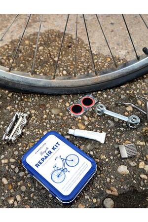 Promo Les Indispensables Kikkerland Multi Outils 6 Clés Et Kit De Réparation Vélo chez Darty